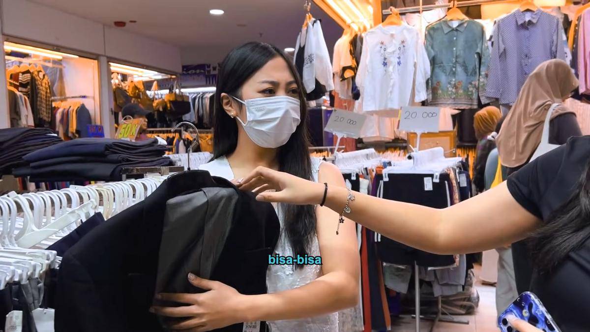 Nikita Willy thrifting (youtube.com/nikitawilly.indrapriawan)