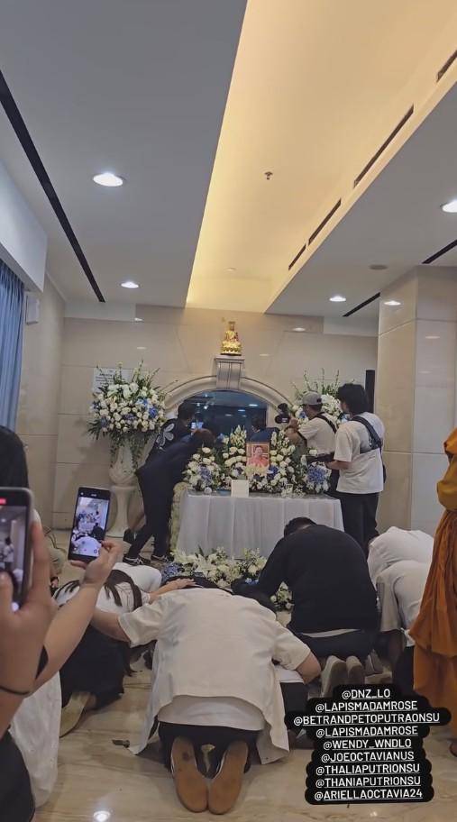 Momen Ayah Sarwendah Dikremasi (Instagram.com/sarwendah29)