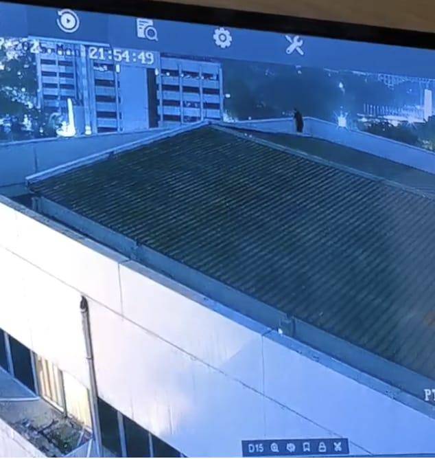 Diplomat Arya Daru di rooftop