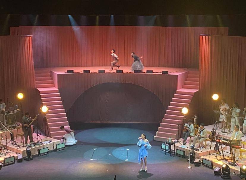 Gimik Teater yang Memukau di Showcase Ambivert Raisa, Mood Banget!