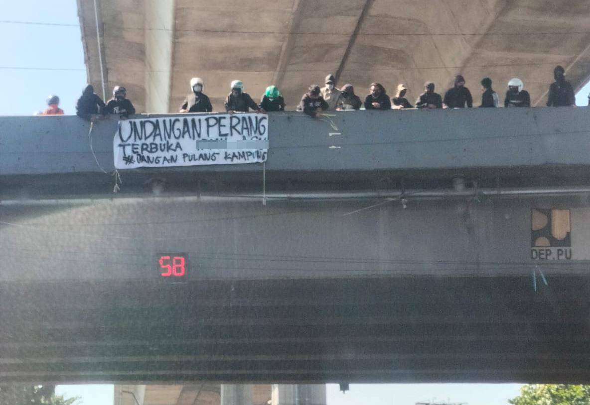 Spanduk provokasi perang terbuka antar organisasi daerah di Makassar, Kamis (24/7/2025)/Istimewa