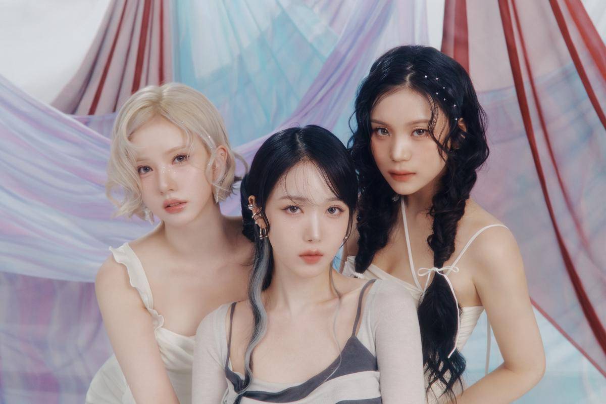 VIVIZ, comeback 1st Album A Montage of ( ) 