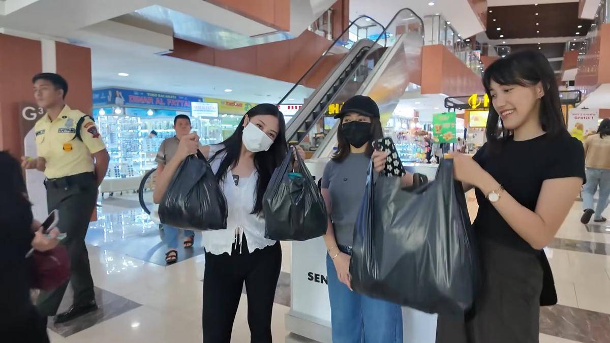 Nikita Willy thrifting (youtube.com/nikitawilly.indrapriawan)