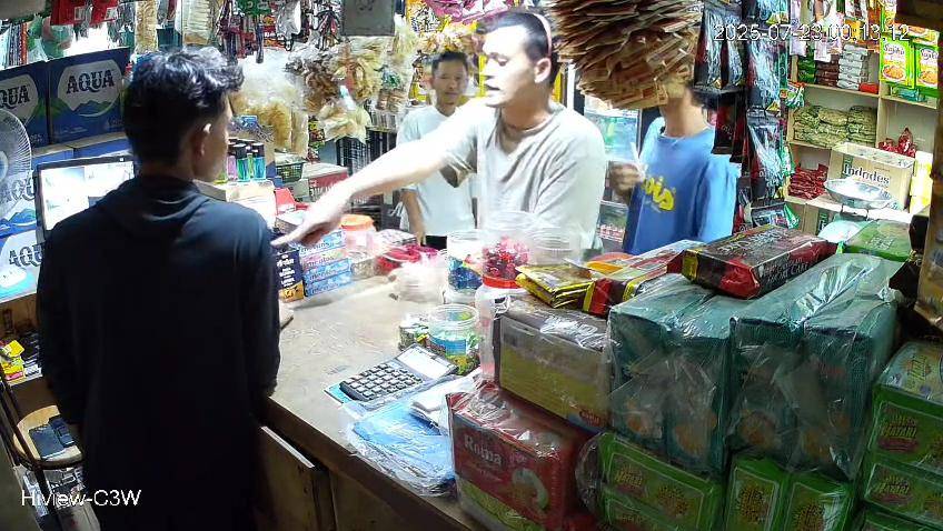 Cerita Pedagang Kedai Kelontong yang Hampir Tiap Malam Diancam Preman
