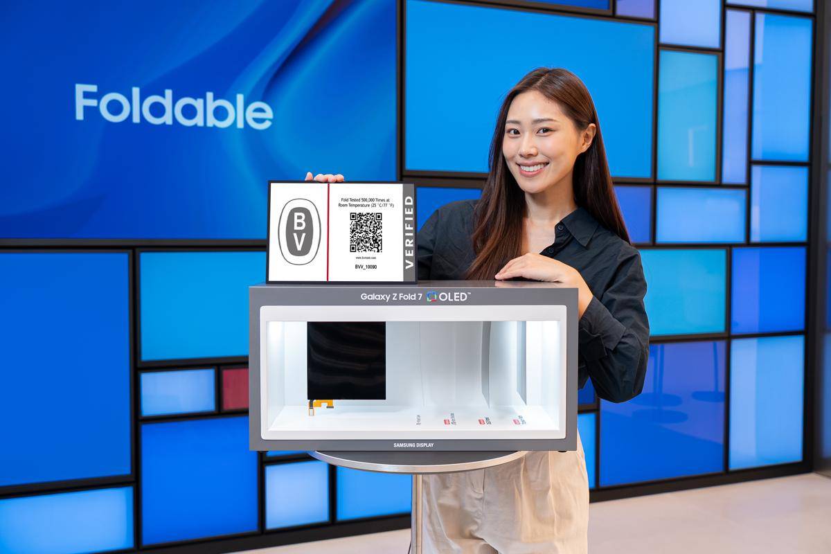 Panel lipat Samsung Galaxy Z Fold 7 telah lulus uji ketahanan 500.000 kali lipat oleh perusahaan inspeksi dan sertifikasi global, Bureau Veritas (global.samsungdisplay.com)