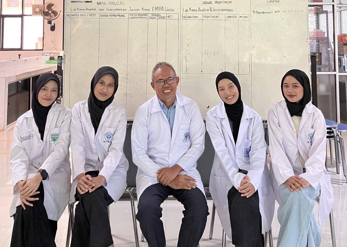 Tim Program Kreativitas Mahasiswa Riset Eksakta (PKM-RE) Universitas Lampung (Unila) Sulap Limbah Pewarna Tekstil Jadi Ramah Lingkungan (Dok/Humas Unila)