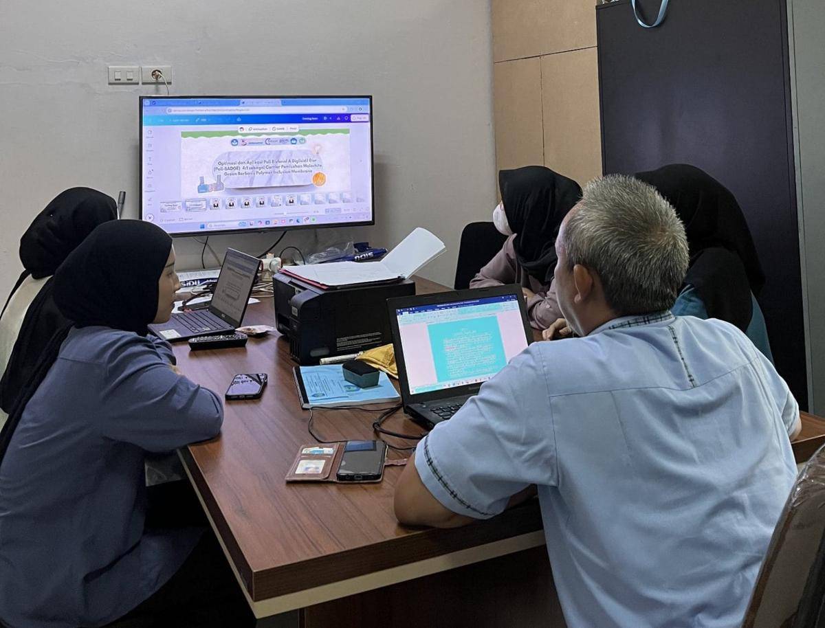 Tim Program Kreativitas Mahasiswa Riset Eksakta (PKM-RE) Universitas Lampung (Unila) Sulap Limbah Pewarna Tekstil Jadi Ramah Lingkungan (Dok/Humas Unila)