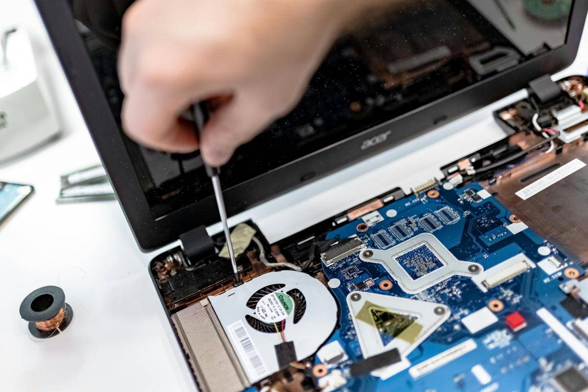 Ilustrasi memperbaiki laptop (pexels.com/IT services  EU)