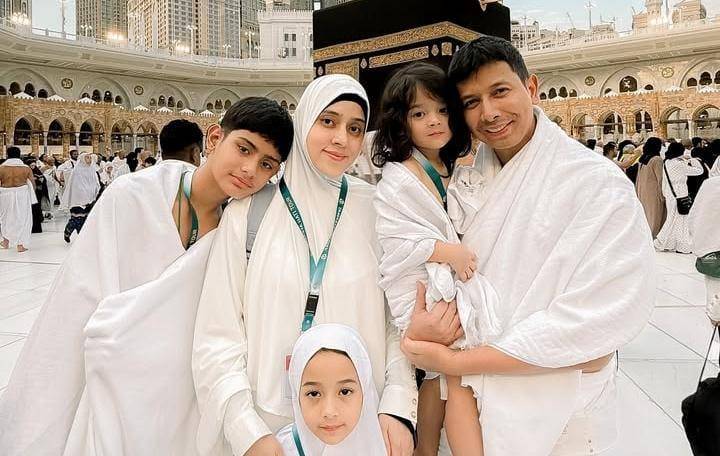 9 Potret Sonny Septian dan Fairuz A. Rafiq Umrah Bersama Anak-anak