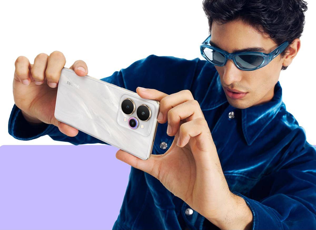Seseorang memegang realme 15 Pro 5G. (realme.com)