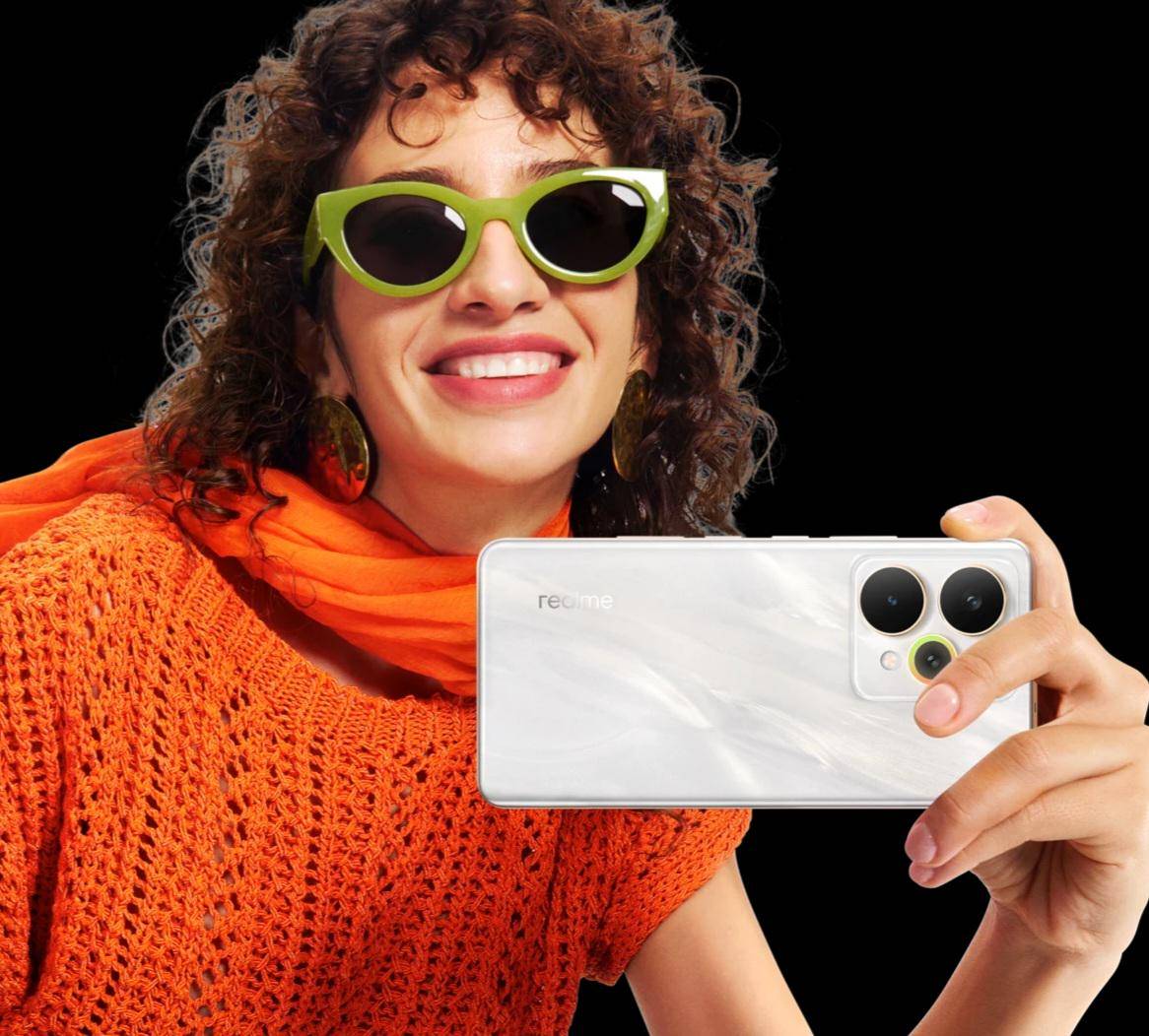 Seseorang memegang realme 15 Pro 5G. (realme.com)