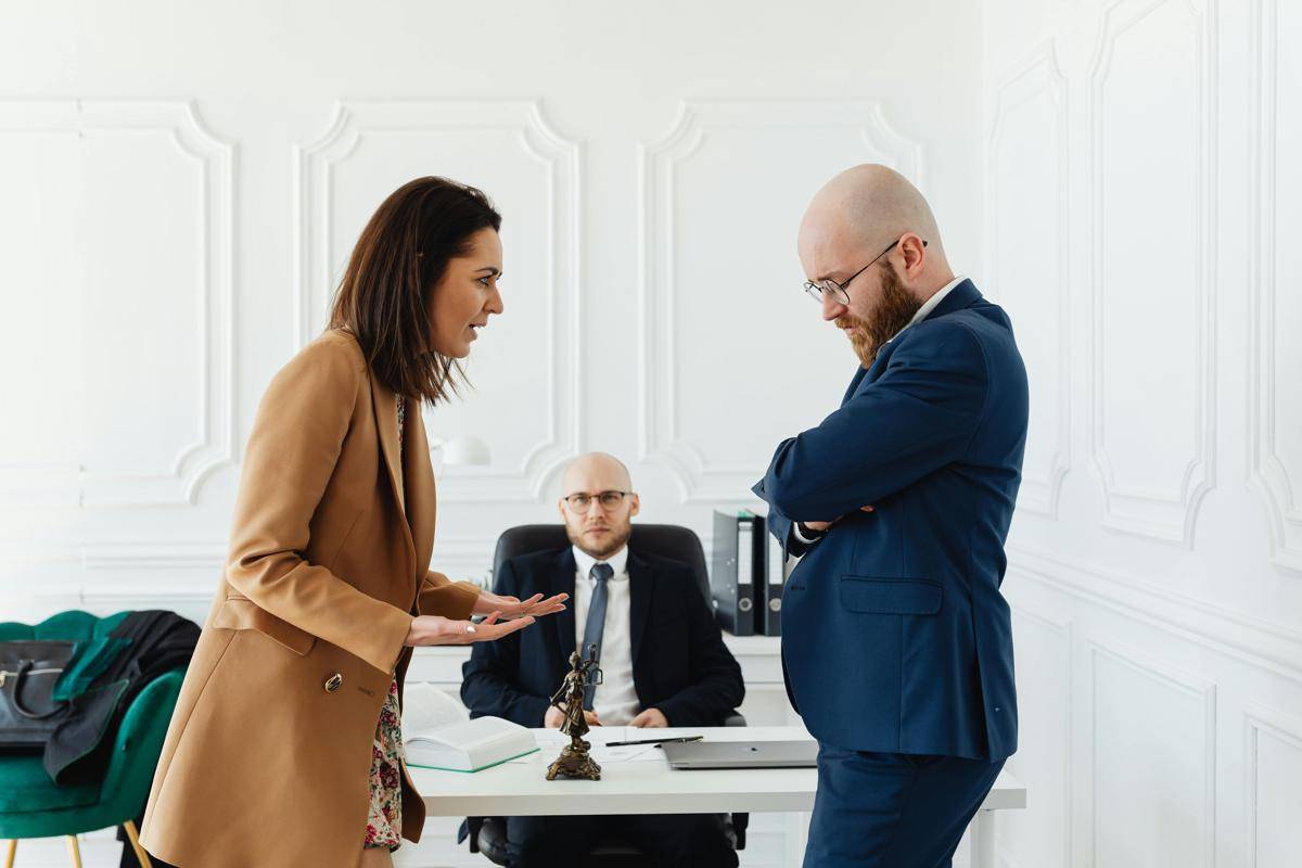 Ilustrasi melihat teman selingkuh di kantor (pexels.com/Photo By: Kaboompics.com) 