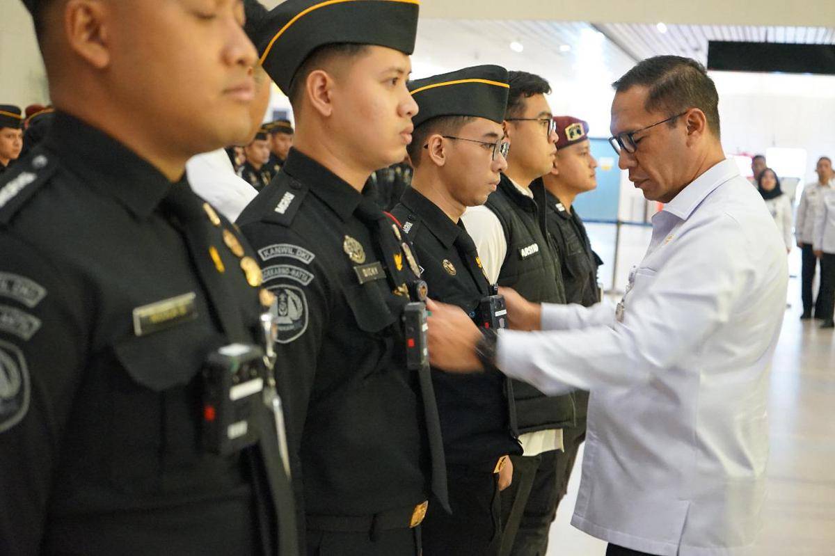 Petugas Imigrasi di Bandara Soekarno-Hatta dilengkapi body camera (IDN Times/Maya Aulia Aprlianti)