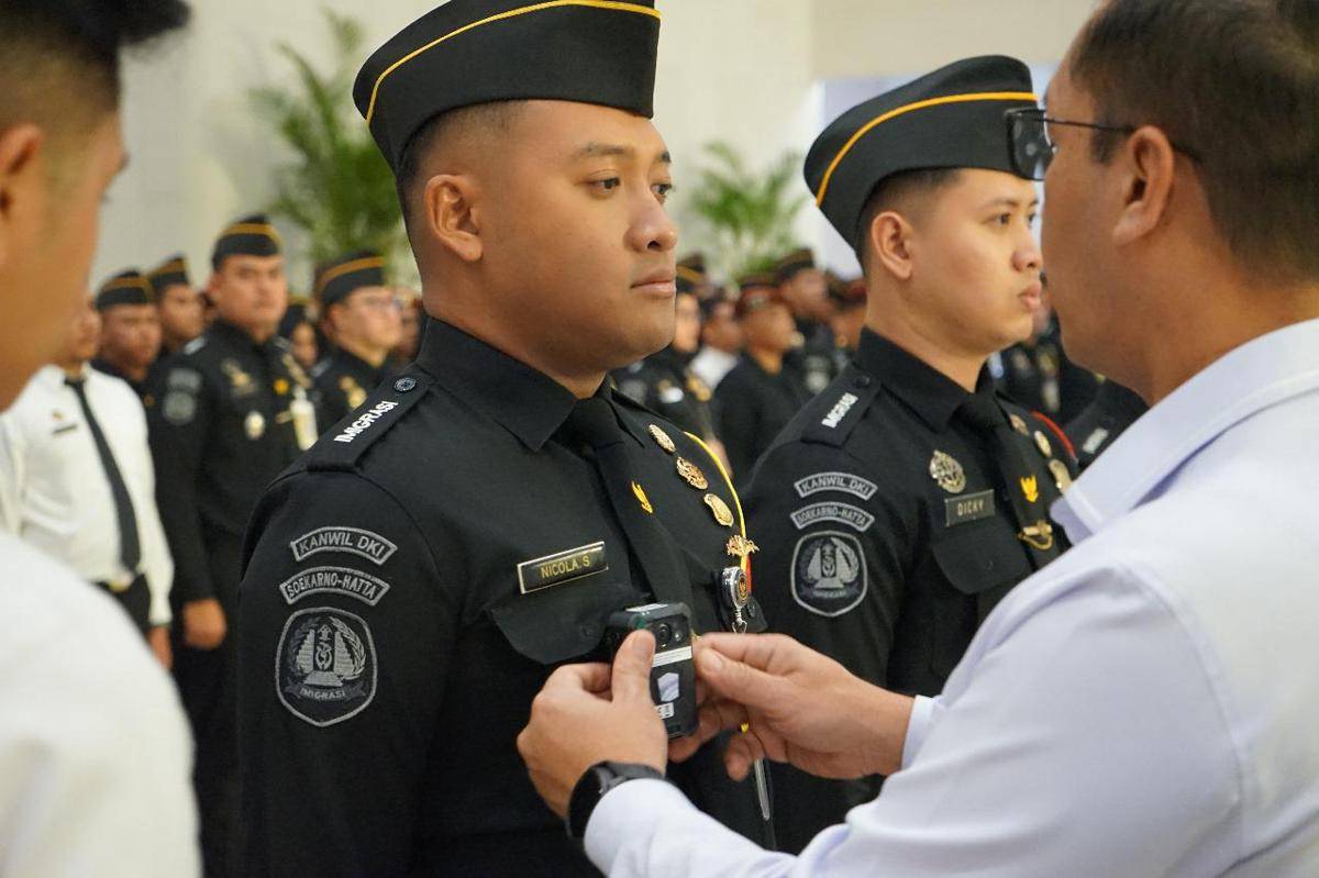 Petugas Imigrasi di Bandara Soekarno-Hatta dilengkapi body camera (IDN Times/Maya Aulia Aprlianti)