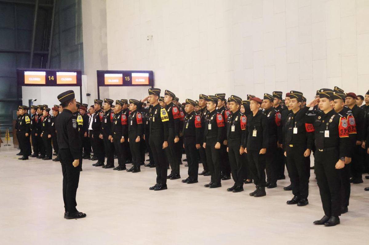 Petugas Imigrasi di Bandara Soekarno-Hatta dilengkapi body camera (IDN Times/Maya Aulia Aprlianti)