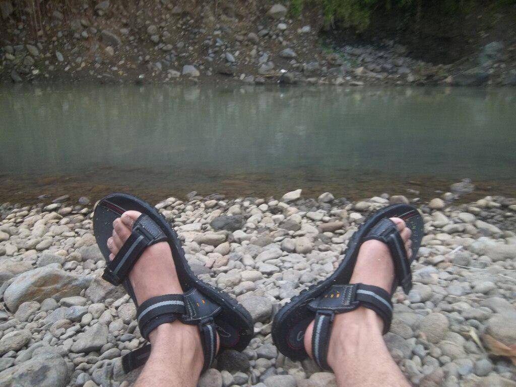 ilustrasi sandal gunung 