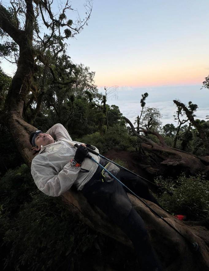 ulang tahun Robby Purba di puncak gunung (Instagram.com/robbypurba)