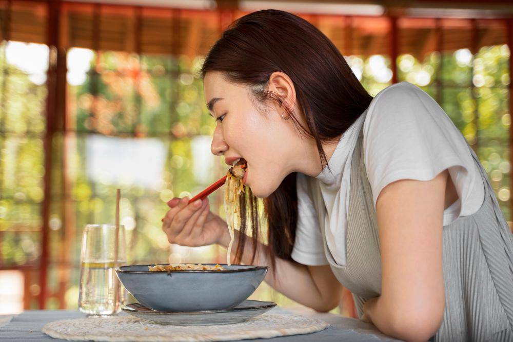 ilustrasi perempuan makan (freepik.com/freepik)