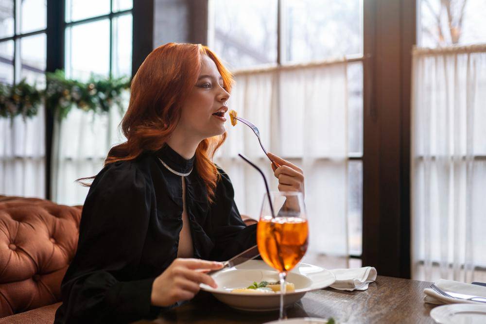 ilustrasi perempuan makan (freepik.com/freepik)