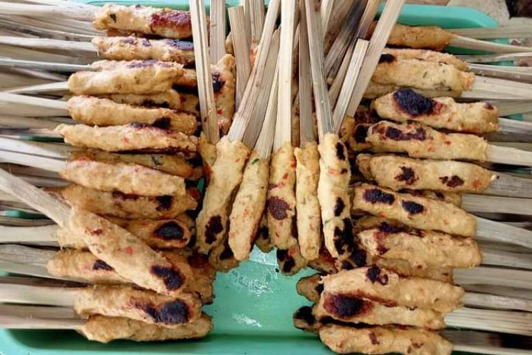 Ilustrasi makanan khas Lombok yang wajib dicoba sekali seumur hidup. (Pinterest/linkumkm.id)