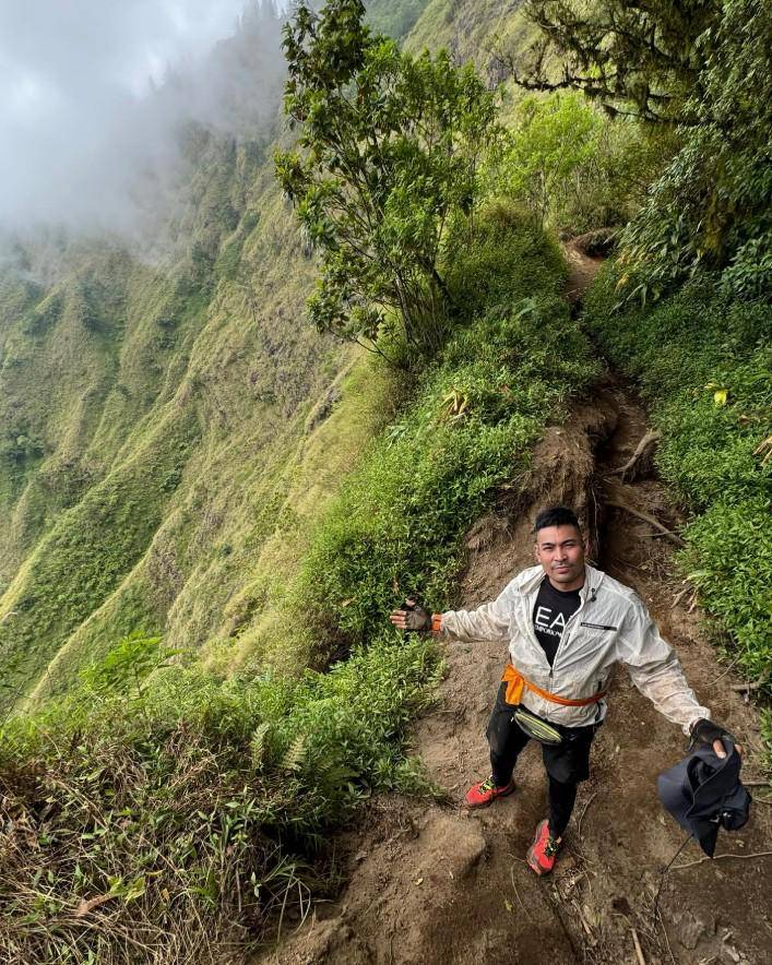 ulang tahun Robby Purba di puncak gunung (Instagram.com/robbypurba)