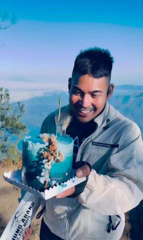 ulang tahun Robby Purba di puncak gunung (Instagram.com/robbypurba)