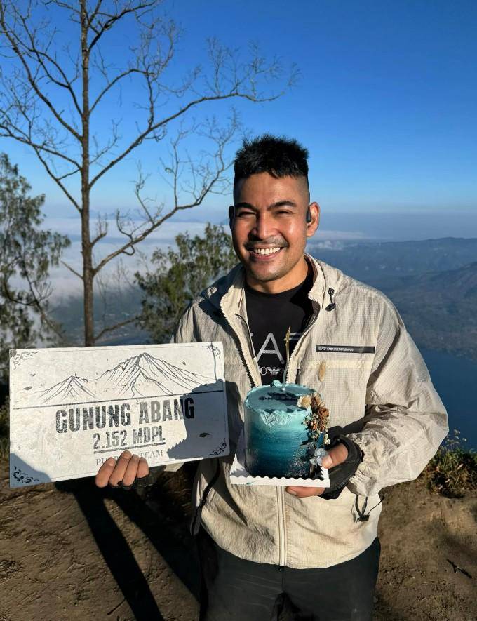 ulang tahun Robby Purba di puncak gunung (Instagram.com/robbypurba)