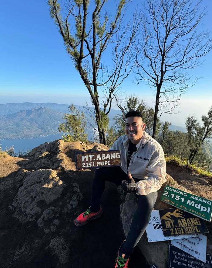 ulang tahun Robby Purba di puncak gunung (Instagram.com/robbypurba)