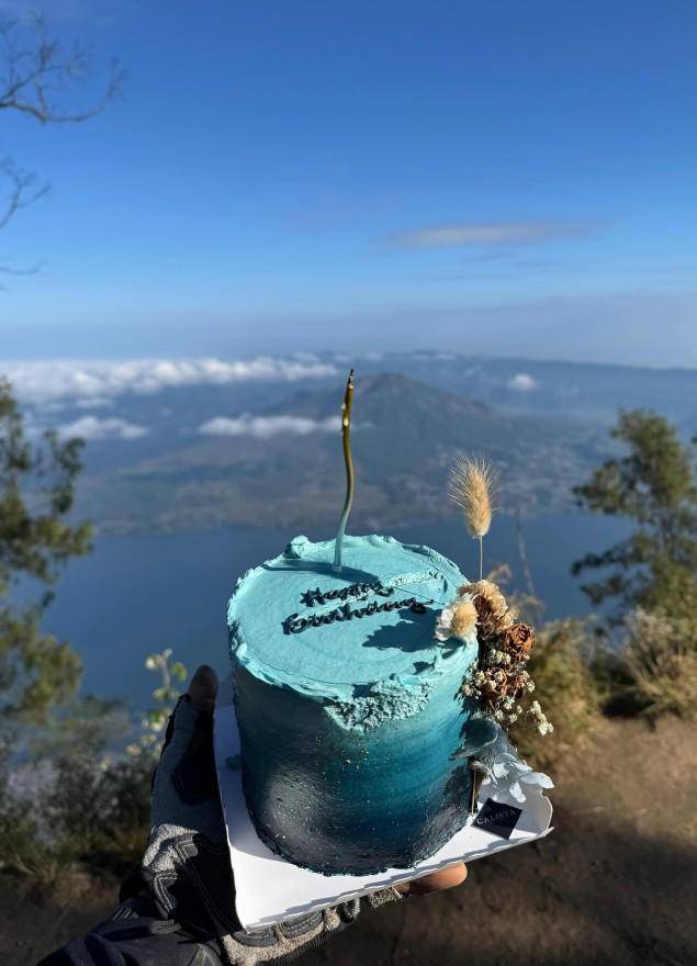 ulang tahun Robby Purba di puncak gunung (Instagram.com/robbypurba)