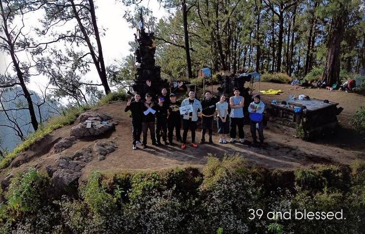 ulang tahun Robby Purba di puncak gunung (Instagram.com/robbypurba)