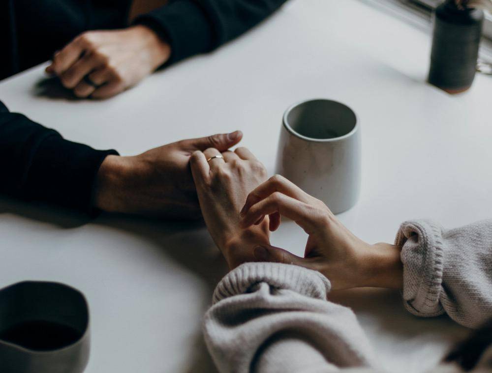 gambar pasangan kekasih sedang berpegang tangan (unsplash.com/Priscilla Du Preez)