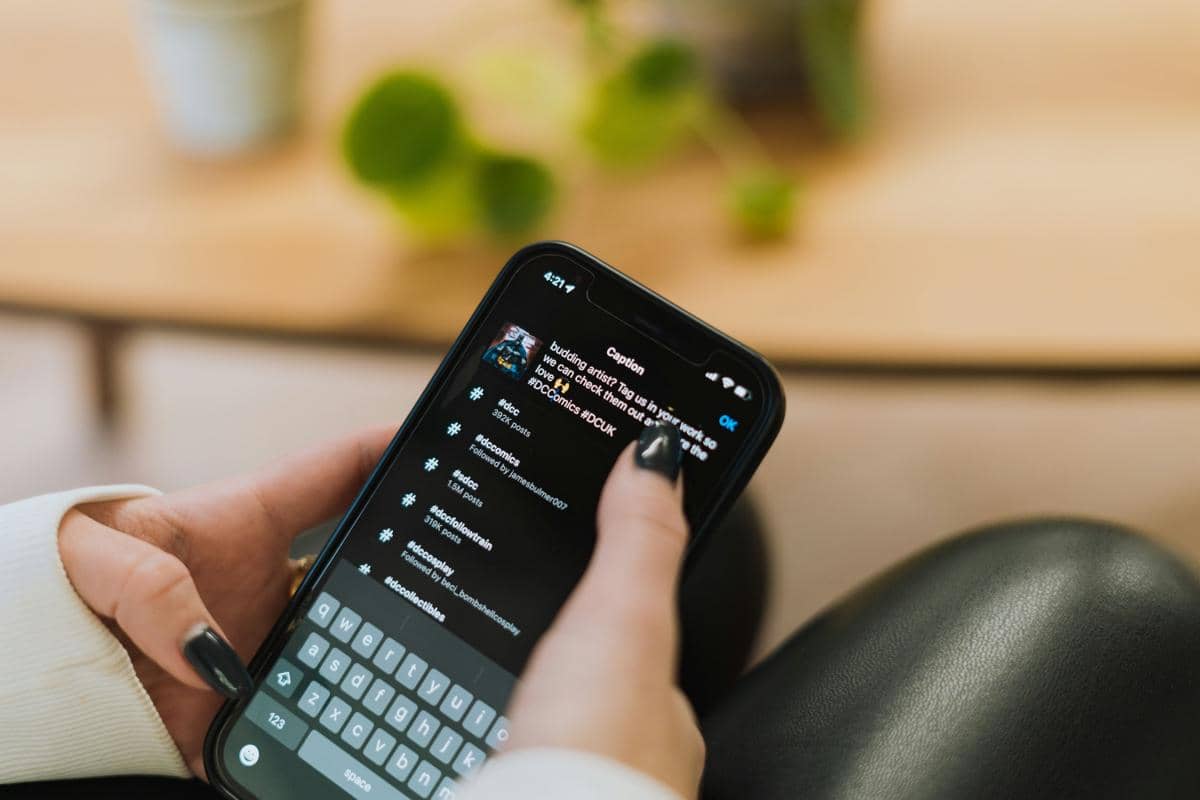 ilustrasi orang buat caption Valentine di Instagram 