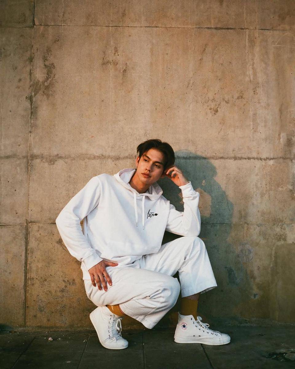 OOTD pakai hoodie ala Bright Vachirawit (instagram.com/bbrightvc)