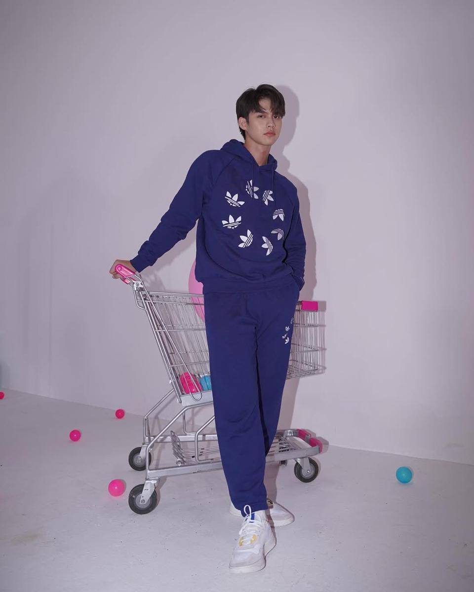 OOTD pakai hoodie ala Bright Vachirawit (instagram.com/bbrightvc)