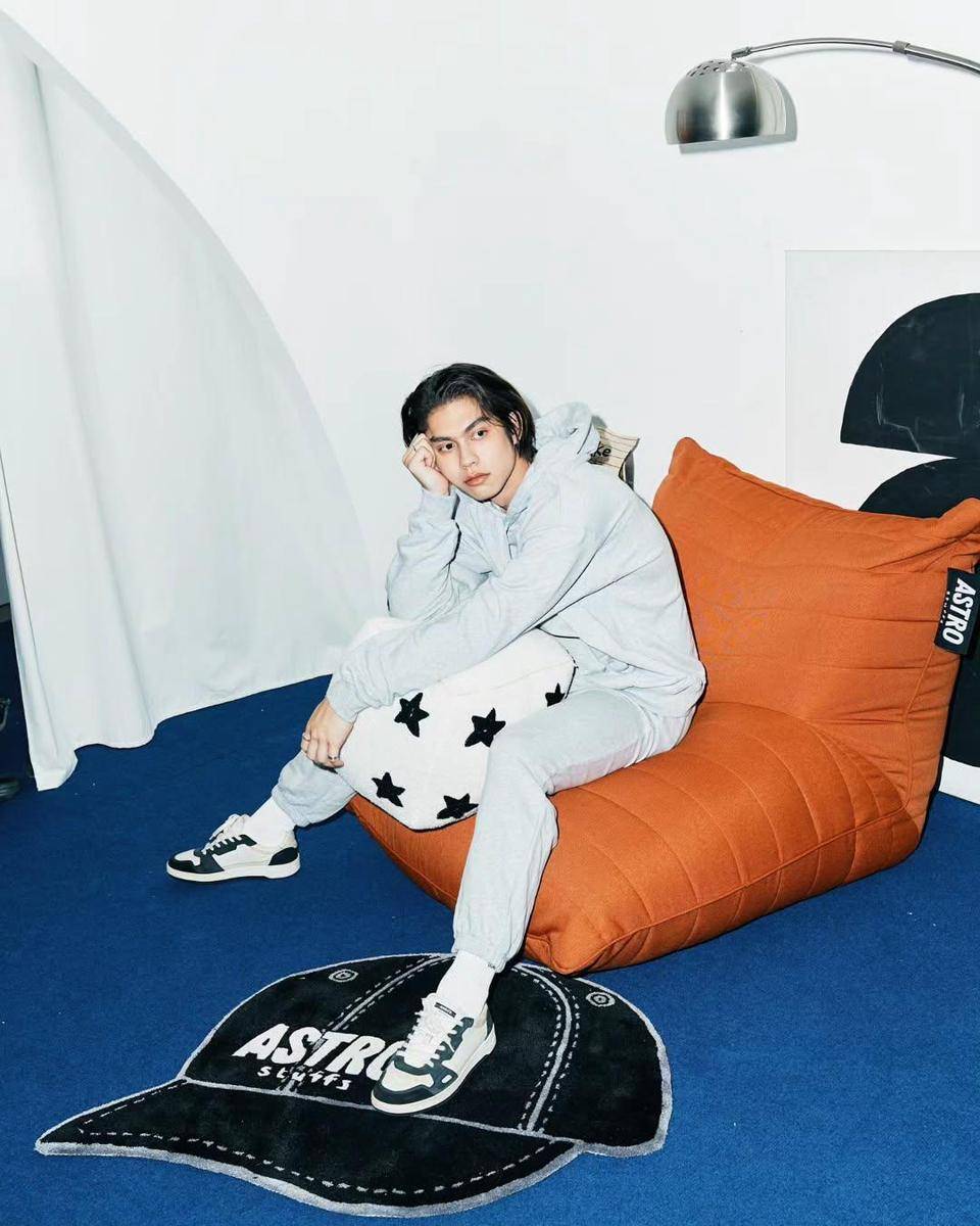 OOTD pakai hoodie ala Bright Vachirawit (instagram.com/bbrightvc)