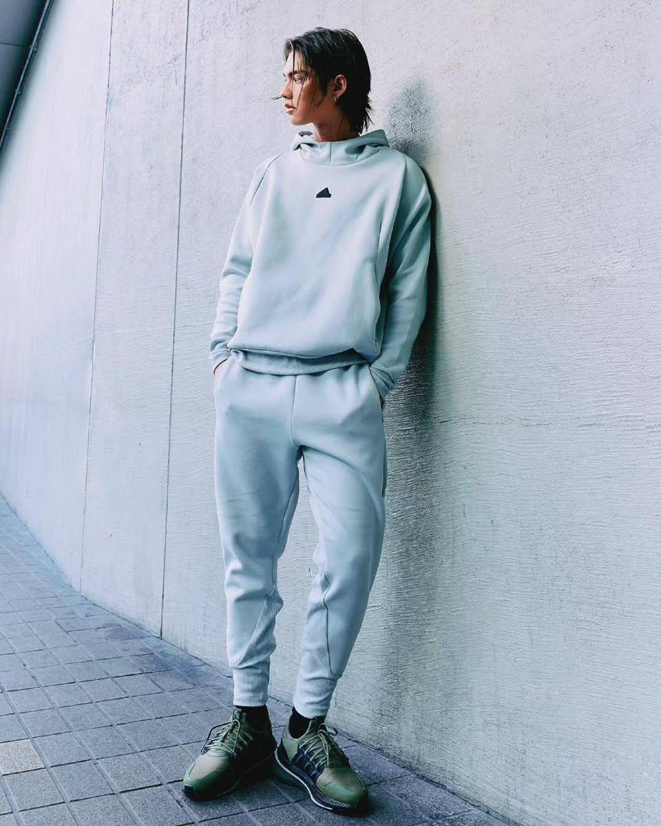 OOTD pakai hoodie ala Bright Vachirawit (Instagram.com/bbrightvc)