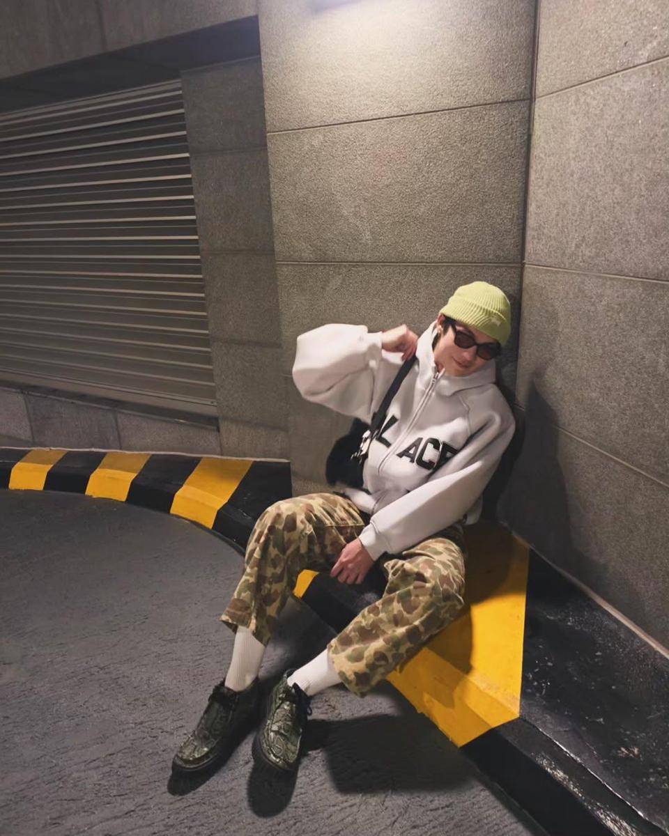 OOTD pakai hoodie ala Bright Vachirawit (Instagram.com/bbrightvc)