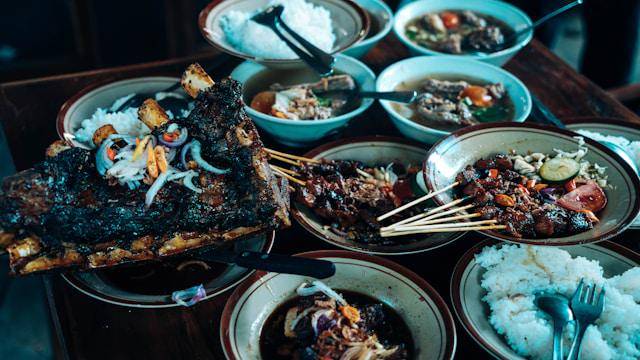 ilustrasi sate daging dan iga bakar. (unsplash.com)