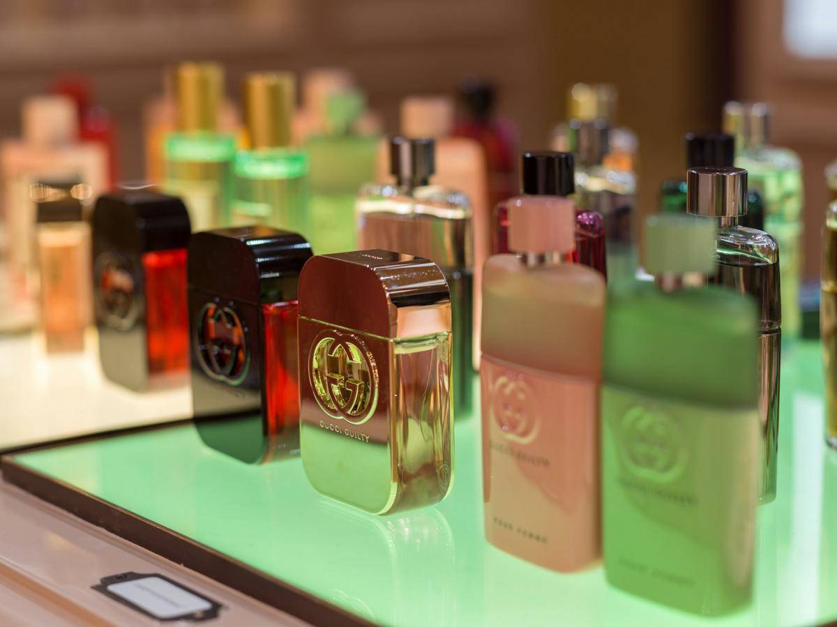 ilustrasi parfum mewah dengan aroma kemenyan (unsplash.com/Edwin Chen)