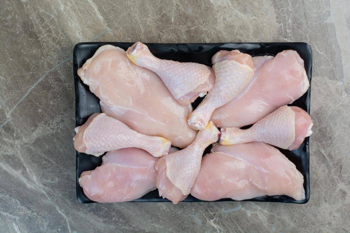 ilustrasi daging ayam (freepik.com/azerbaijan_stockers)