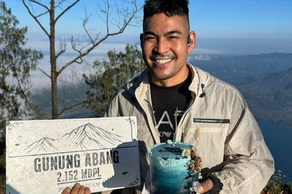 ulang tahun Robby Purba di puncak gunung (Instagram.com/robbypurba)