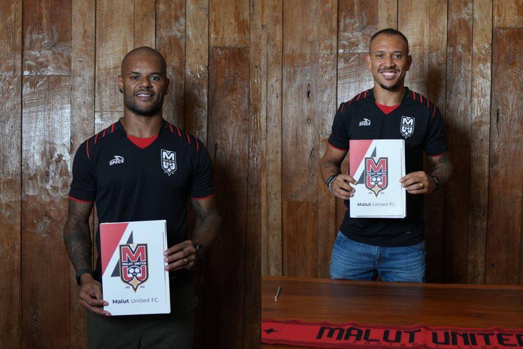 David da Silva (kiri) dan Gustavo France (kanan) saat diperkenalkan sebagai pemain baru Malut United di bursa transfer awal musim 2025/2026. (Dok. Ofisial Malut United)