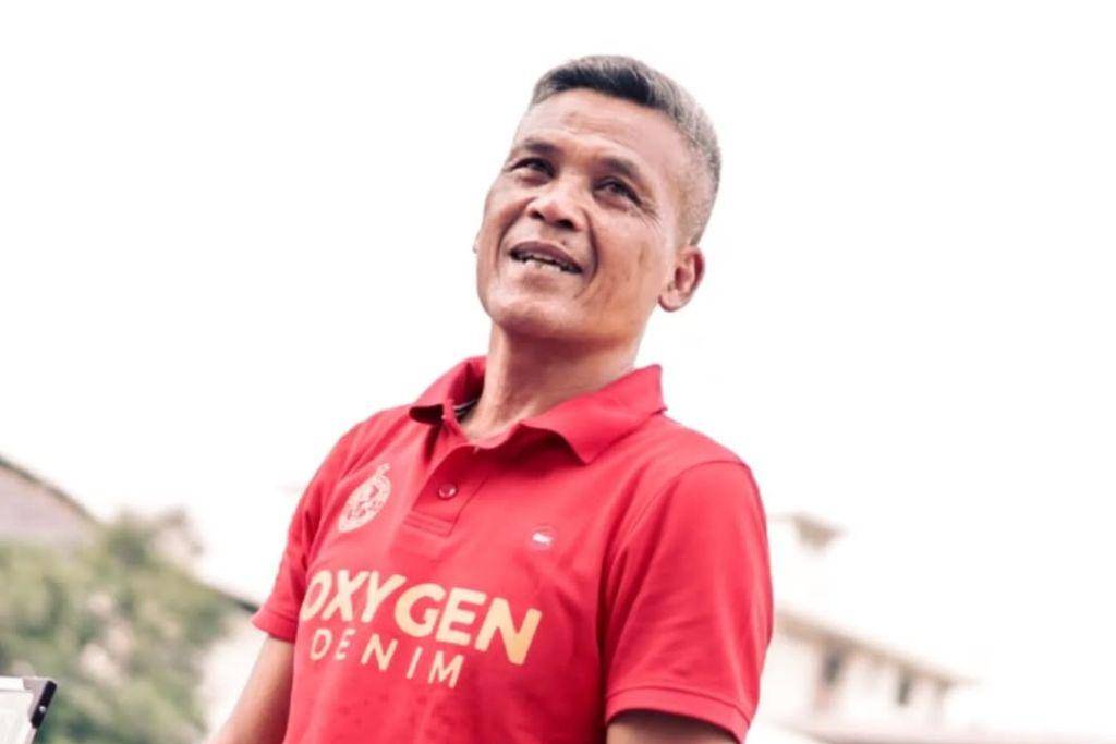 Pelatih kepala Hendri Susilo saat memimpin sesi latihan Semen Padang pada Juli 2024. (Instagram.com/semenpadangfcid)