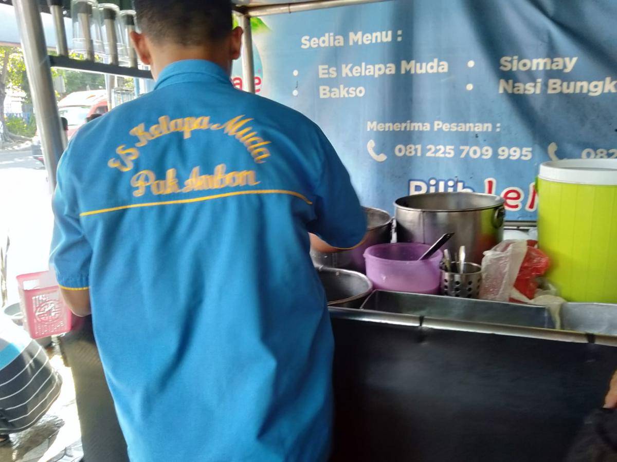 Kedai es kelapa muda pak Ambon (dok. pribadi/Swastiti)