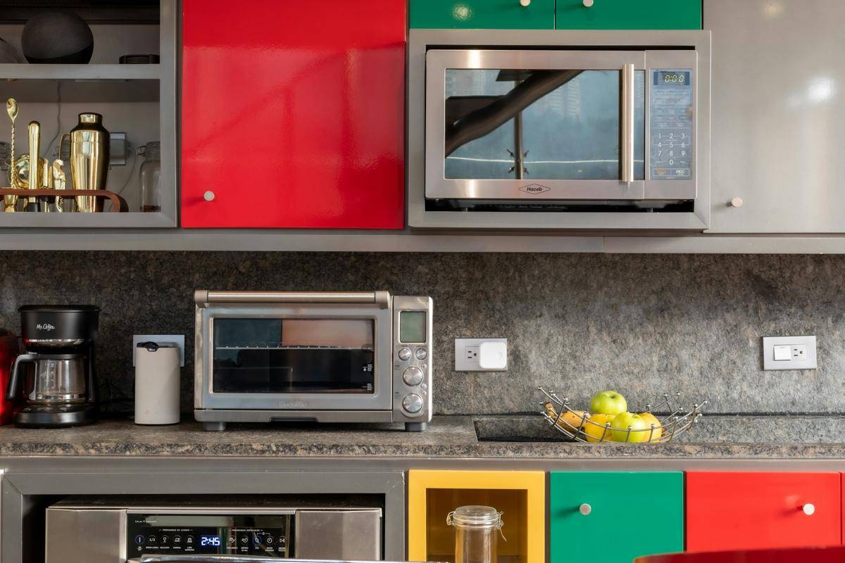 ilustrasi microwave dan oven di dapur 