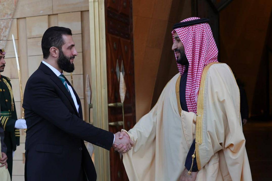 Presiden interim Suriah, Ahmed al-Sharaa dan Putra Mahkota Arab Saudi, Mohammed bin Salman. (Presidency of the Syrian Arab Republic, Public domain, via Wikimedia Commons)