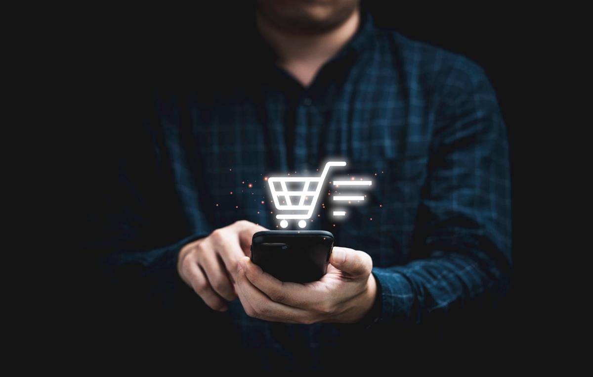 ilustrasi belanja online (vecteezy.com/Dilok Klaisataporn)