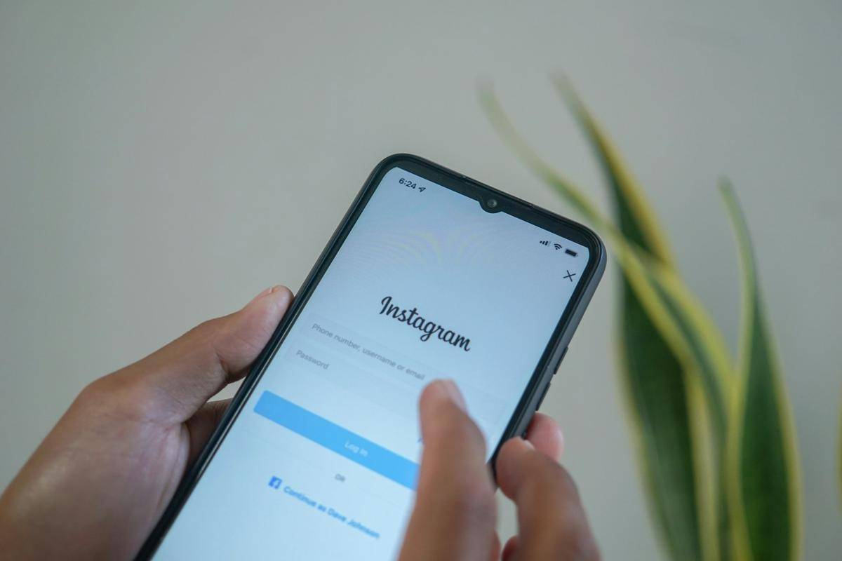 ilustrasi login akun (unsplash.com/Mourizal Zativa)