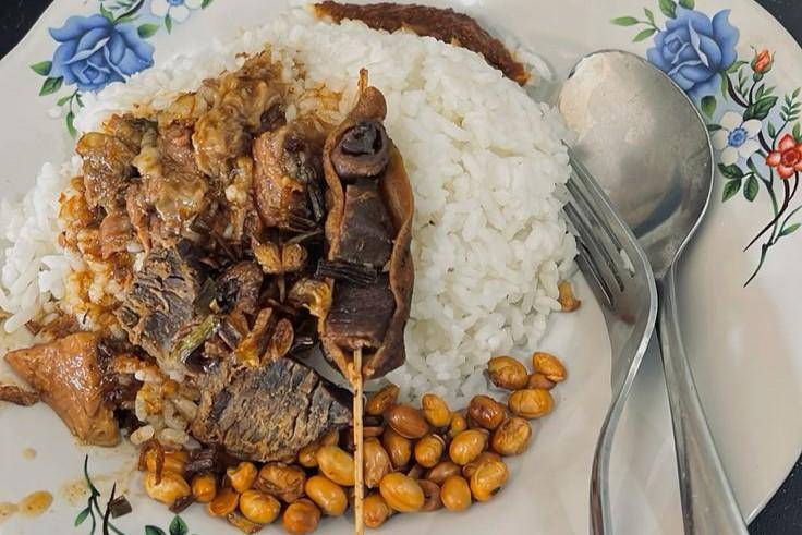 Ilustrasi makanan khas Lombok yang wajib dicoba sekali seumur hidup. (Pinterest/Anamauidatul)