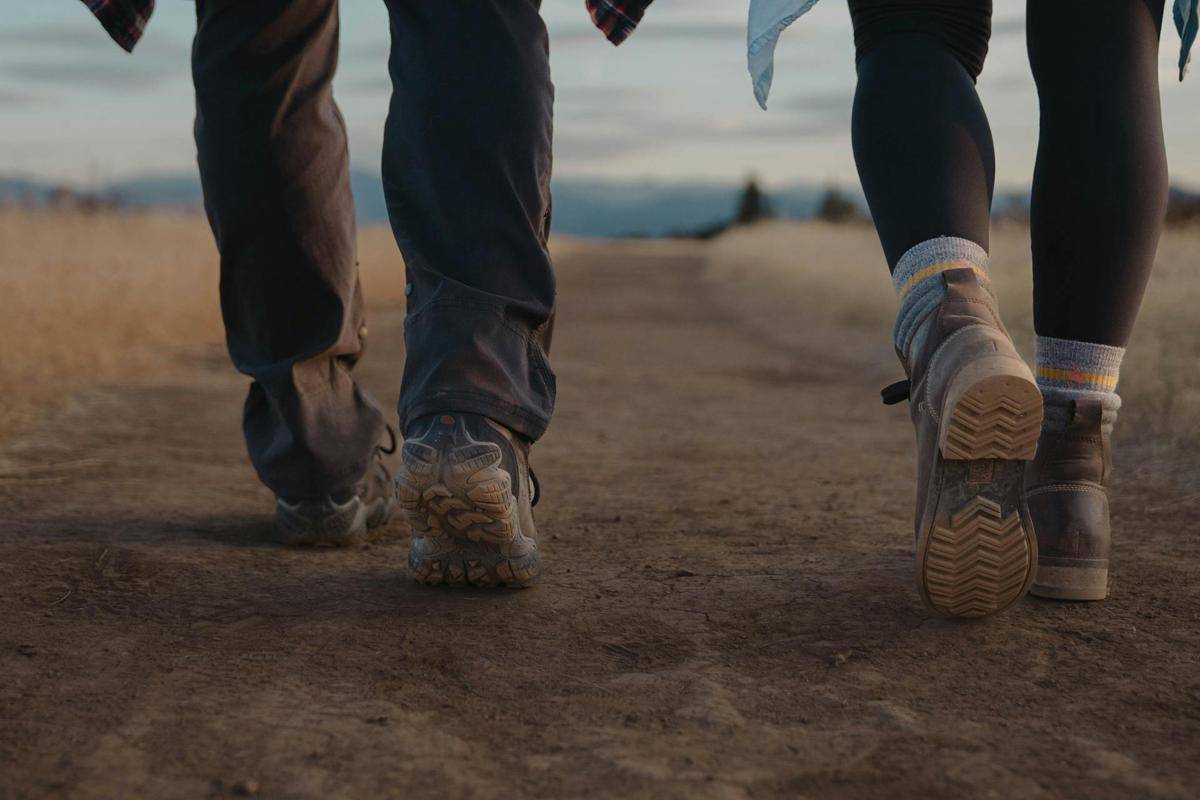 ilustrasi sepatu hiking